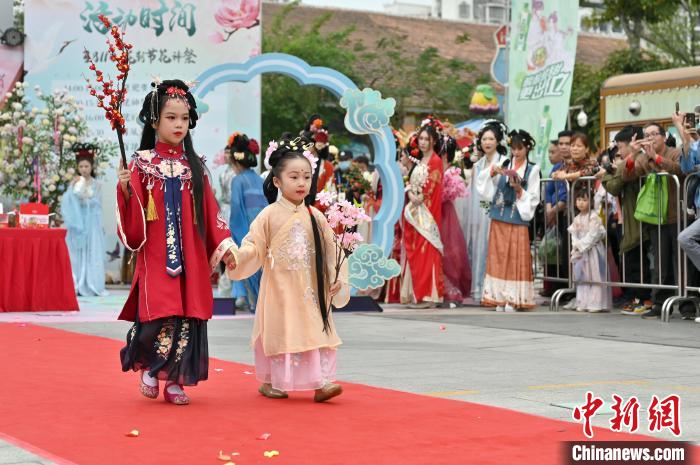 小“花神”走秀吸引民众。　俞靖 摄