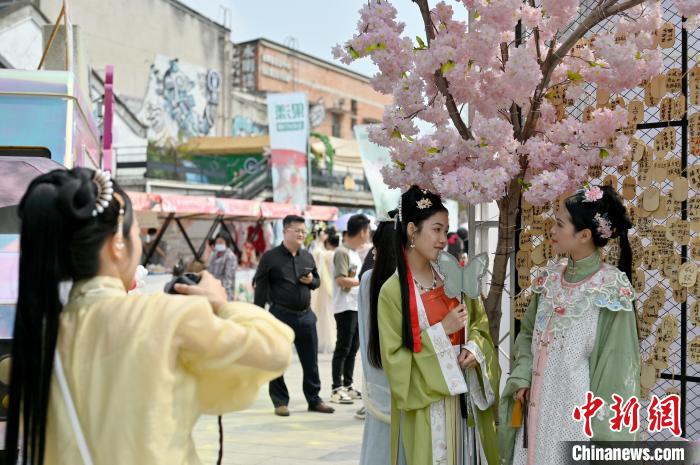 图为汉服爱好者打卡古风造景。　俞靖 摄