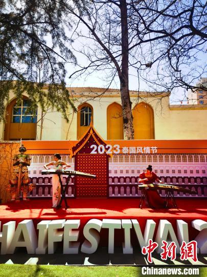 2023年泰国风情节开幕式12日在北京举行。图为开幕式上的中国古筝表演。 李映民 摄