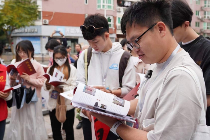 两岸大学生在福州社区参访调研。福州市台办供图