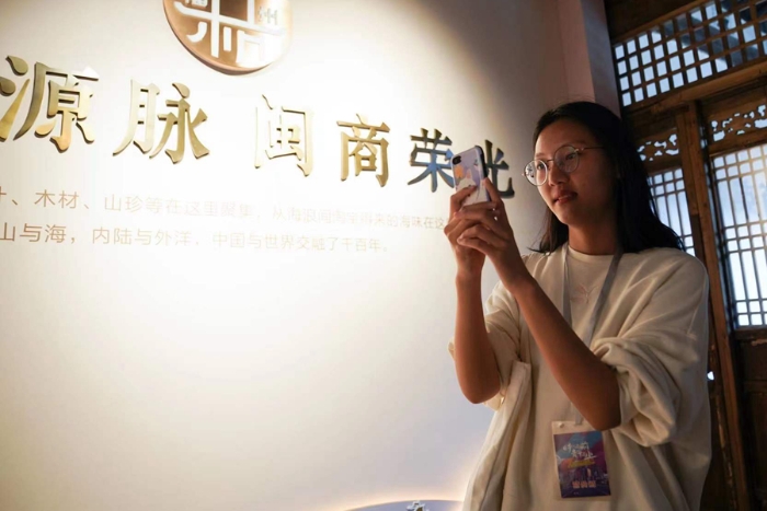 第六届两岸大学生领袖营期间，两岸青年在福州调研。福州市台办供图