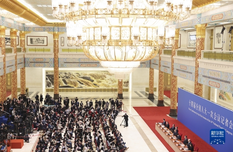 3月13日，十四届全国人大一次会议在北京人民大会堂举行记者会，国务院总理李强应大会发言人王超的邀请出席记者会，并回答中外记者提问。国务院副总理丁薛祥、何立峰、张国清、刘国中参加。新华社记者 刘彬 摄