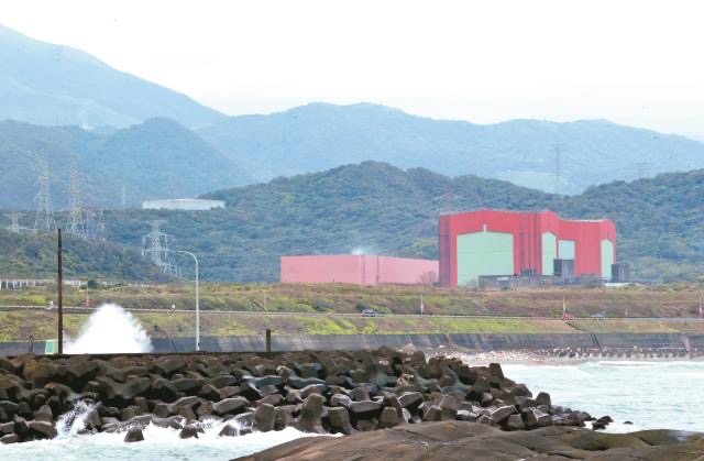 运转四十年的台核二厂2号机，14日傍晚停机解联，学者表示，未来几个月一旦出现意外状况，随时都走在供电钢索上。（图源：台湾“联合新闻网”）