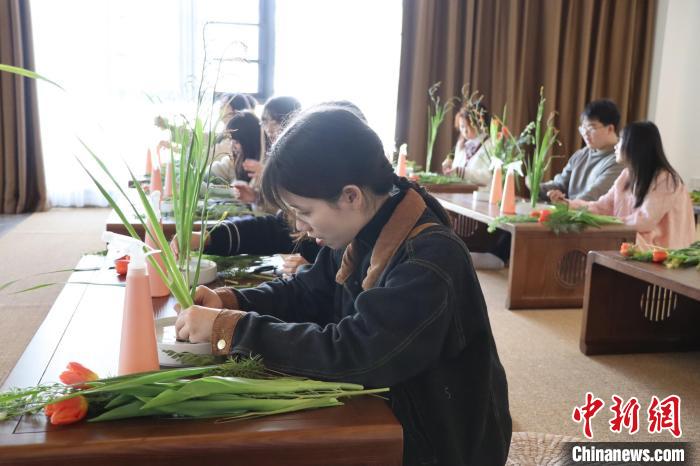 图为江西农业大学外国语学院同学参加中日插花体验活动。　南昌高松中日友好会馆 供图
