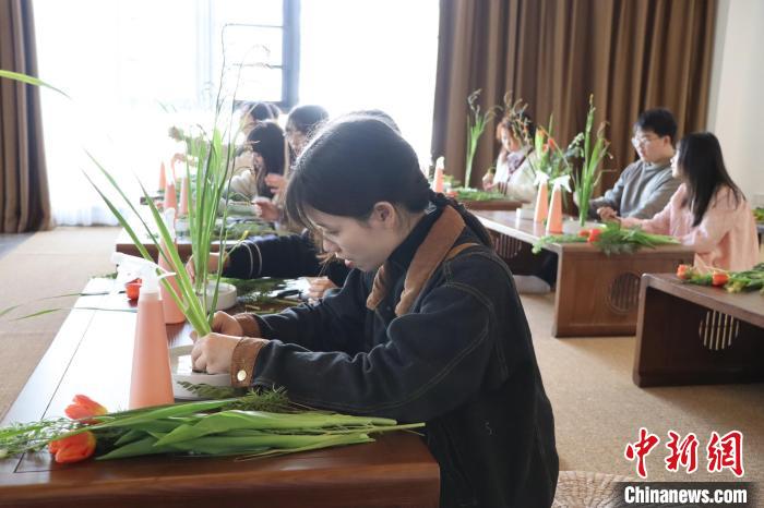 图为江西农业大学外国语学院同学参加中日插花体验活动。　南昌高松中日友好会馆 供图