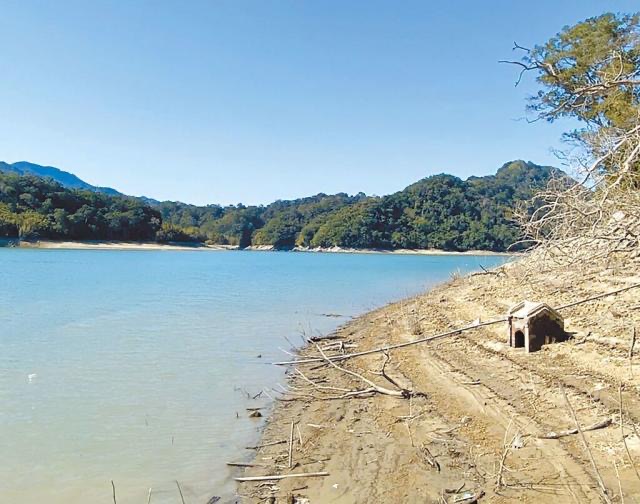 台湾水情紧张，桃园石门水库蓄水不到70％，水位持续下降，观察水情指标的阿姆坪土地公庙也已现身。（图源：台湾“中央社”）
