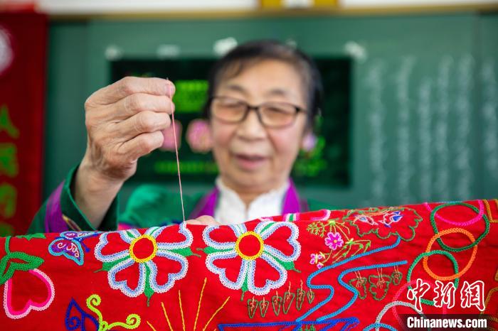 柏开花正在制作奥日雅玛拉刺绣作品。　包宝音德力格尔 摄