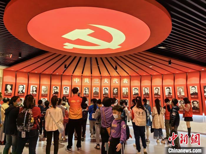民众参观中共三大会址纪念馆 中共三大会址纪念馆 供图