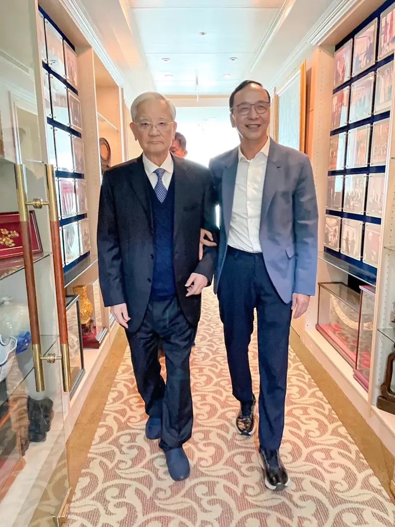 国民党主席朱立伦（右）与国民党前主席连战（左）。（图源：台湾《联合报》）