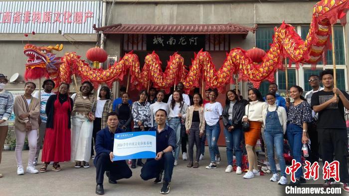 江西高校留学生走进中国文化体验基地学习非遗文化