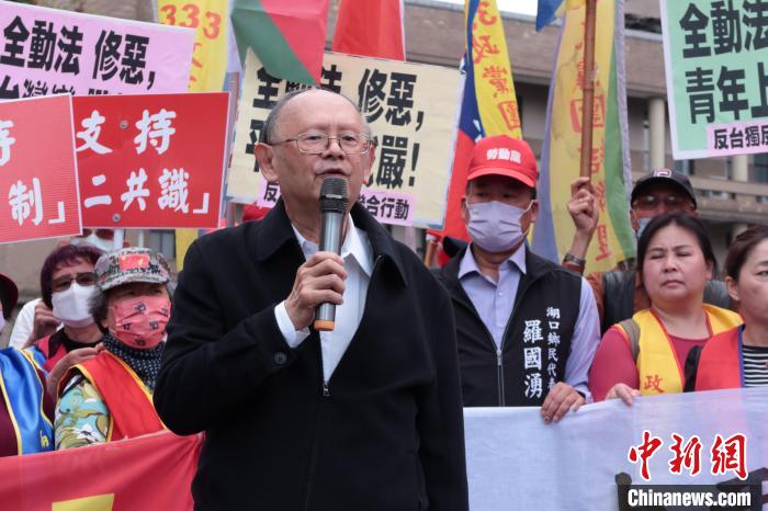 3月16日，台湾多个民间团体抗议民进党当局“全民防卫动员准备法”修法。图为台湾统一联盟党主席戚嘉林。　两岸和平发展论坛供图