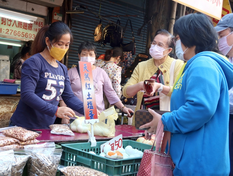 台湾蛋荒未解，部分蛋商、蛋农希望蛋价可以再度微调3元新台币，以价制量。（图源：台湾“中时新闻网”）