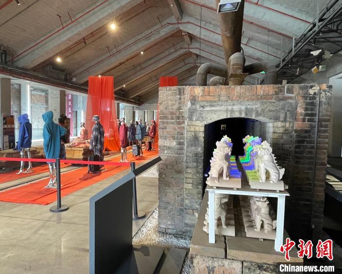 一场唤起大众对于X光技术与应用的了解与兴趣的展览——创意服装展在琉璃文化创意产业园举办。　杜燕 摄