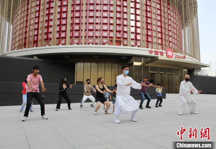 2020年迪拜世博会期间，外国游客跟随刘嘉男体验中国传统武术。　受访者 供图