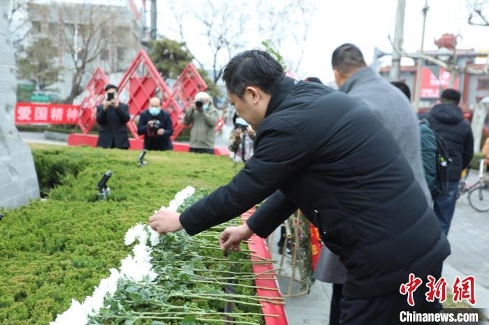 滕州市社会各界群众和抗战将士后人代表分别向先辈敬献菊花。　陈涛 摄