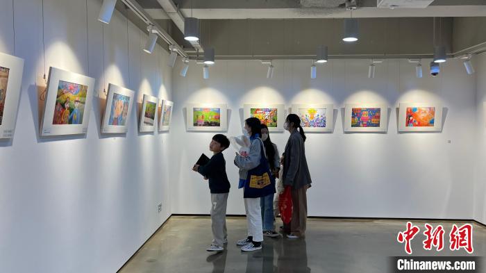图为观众参观绘画展。　首尔中国文化中心供图