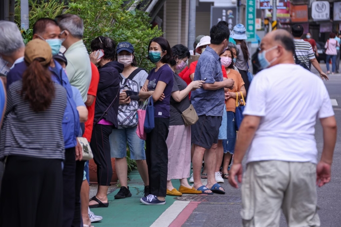 图为去年疫情爆发，台湾民众抢买快筛照