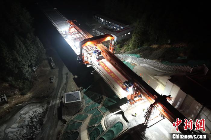 最后一榀箱梁精准落到龙岩市上杭县东山大桥0号和1号桥墩上。　杨国鑫 摄