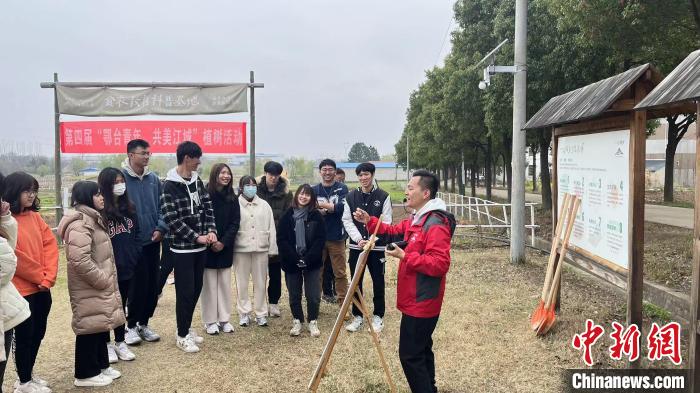 图为第四届“鄂台青年，共美江城”植树活动3月19日在武汉举行 武一力 摄
