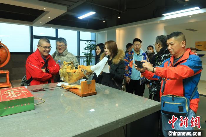 活动期间，多位台胞走进当地一家供应链公司。　董易鑫 摄