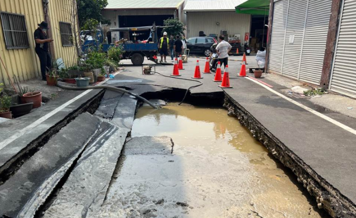 台湾地震彰化县彰化市地面坍塌出现天坑