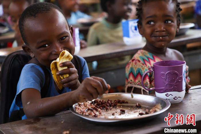 埃塞俄比亚一小学的学生们正在享用午餐。　WFP/Michael Tewelde　摄