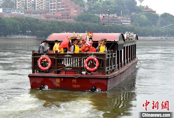 两岸青年从福州市台江区三通桥头出发，乘坐闽江福船，赐福两岸。　吕明 摄