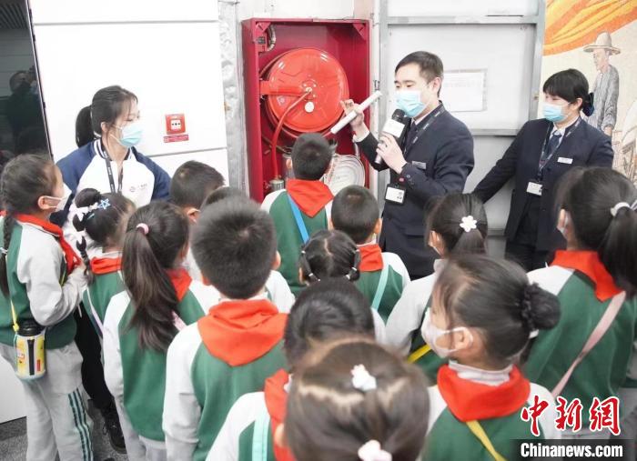 安全“童”行京港地铁举办安全训练营地铁职业体验活动
