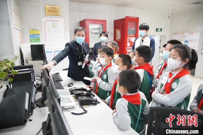 工作人员带领同学们参观地铁车站综控室。　京港地铁供图