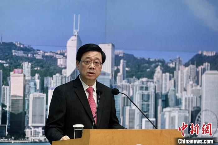 3月28日，香港特区行政长官李家超出席行政会议前会见传媒时表示，29日将前往海南出席博鳌亚洲论坛2023年年会。此次会议将共同商议在疫情后世界发展大计，促进团结合作机会。他指出，将会推广香港，介绍香港优势及机遇，为香港带来更大的商机，增加香港的竞争力及吸引力。 <a target='_blank' href='/'>中新社</a>记者 李志华 摄