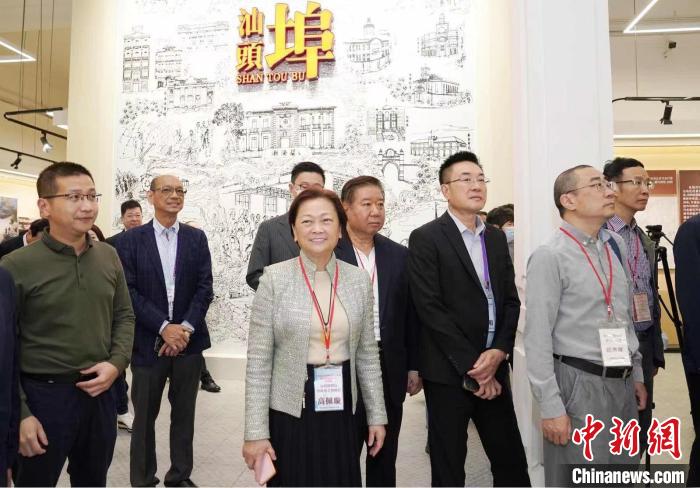 访问团正在汕头参观，全国政协委员、香港汕头社团总会主席高佩璇(中)亦与访问团同行。　活动主办方供图