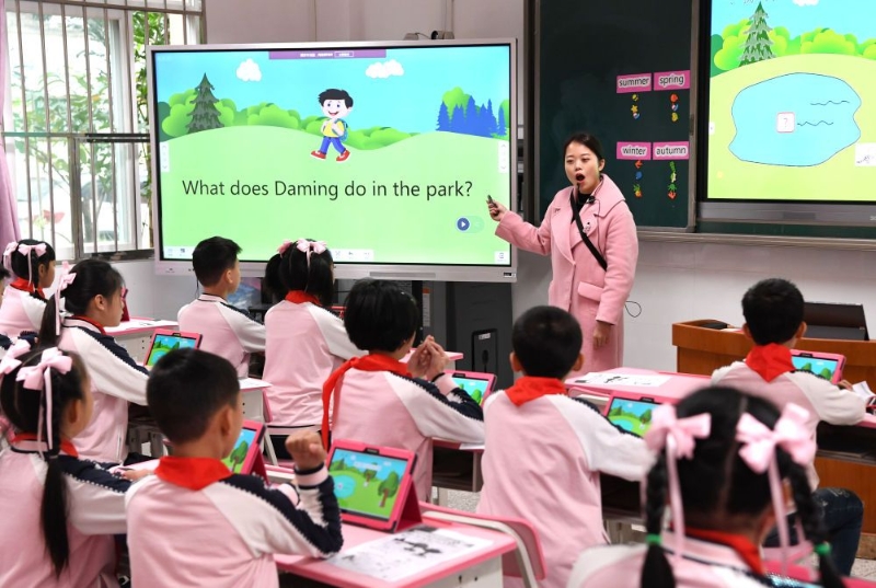 南宁市玉兰路小学的学生在智慧教室上英语课(2018年12月27日摄)。（图源：新华网）