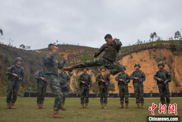 广西来宾武警官兵开展强化训练