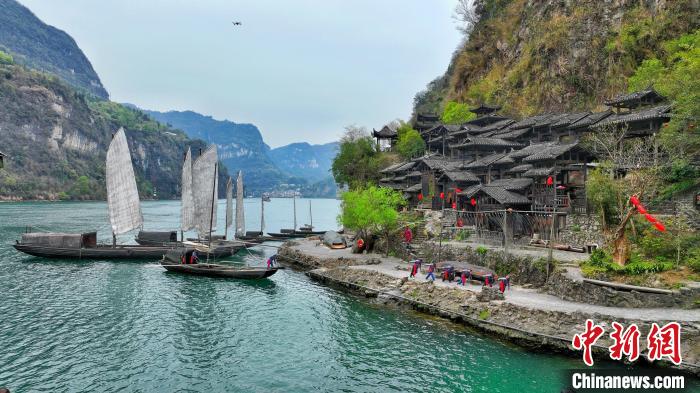 湖北宜昌三峡人家风景区纤夫拉船演出 周星亮 摄