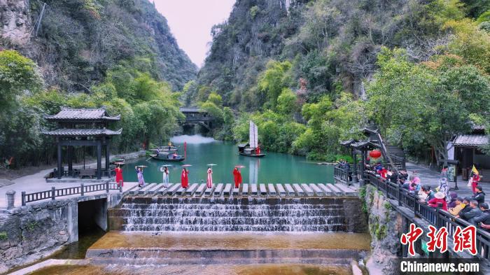 随着湖北开启赏花游，宜昌三峡人家风景区迎来各地游客 周星亮 摄