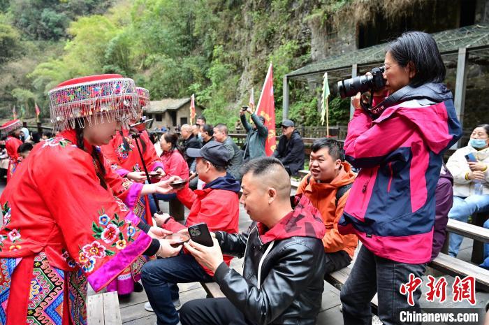 湖北宜昌三峡人家景区，土家族特色的“婚礼”让游客身临其境感受土家“哭嫁”习俗 刘康 摄