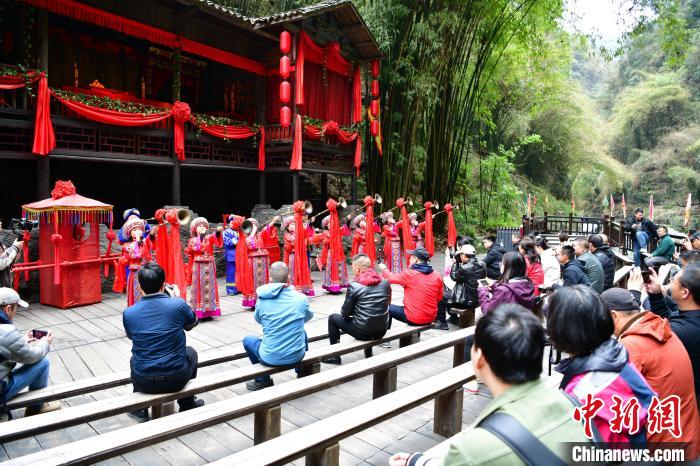 三峡人家景区内，土家族特色的“婚礼”正在进行 赵明 摄