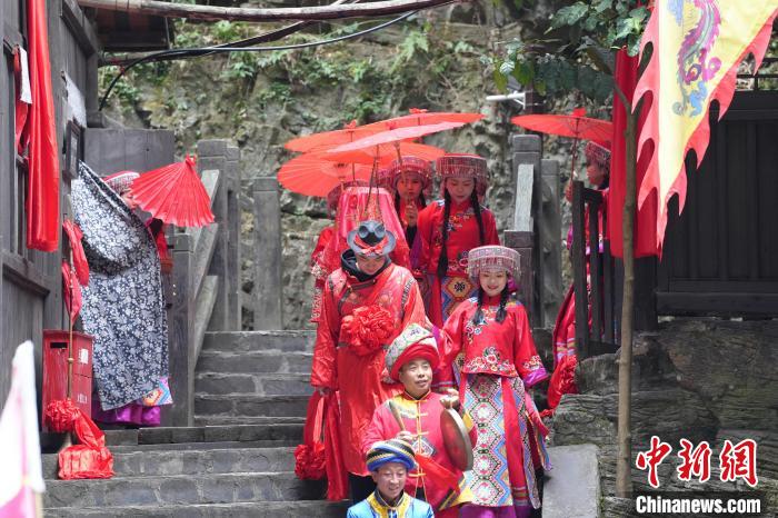 宜昌三峡人家景区内，土家族特色的“婚礼”正在进行 董晓斌 摄