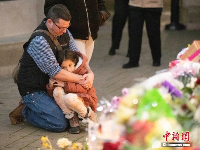 当地时间1月27日，民众在美国加利福尼亚州半月湾市举行的守夜活动中悼念枪击事件遇难者。1月23日下午，半月湾市发生枪击事件，造成7人死亡、1人受伤。中新社记者 刘关关 摄