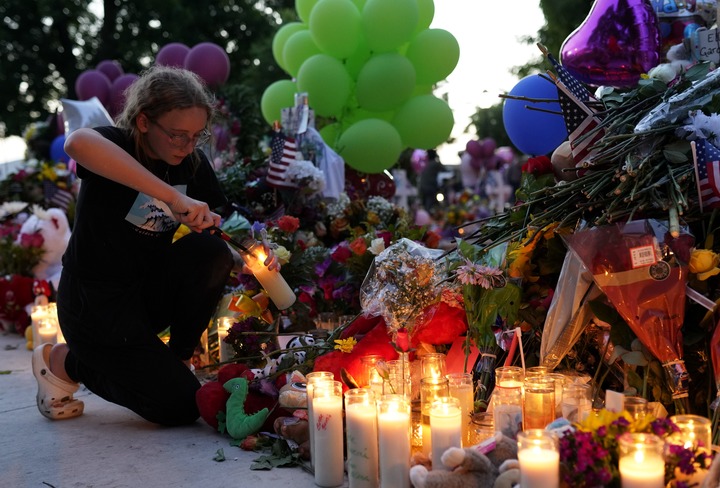 2022年5月28日，在美国得克萨斯州南部尤瓦尔迪市的城市广场，市民哀悼枪击事件遇害者。尤瓦尔迪市5月24日发生恶性校园枪击事件，造成至少19名儿童和2名教师死亡。这是美国近十年来遇害人数最多的一起校园枪击事件。新华社记者 吴晓凌 摄
