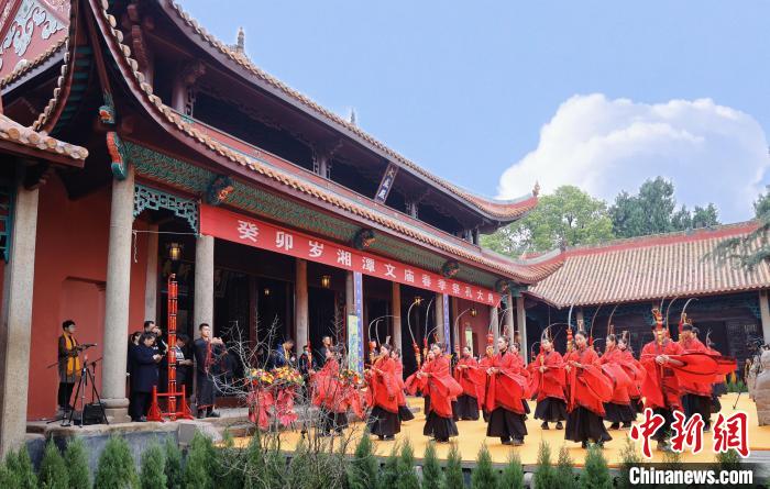 祭孔大典分为启户、迎神礼、敬献花篮等十个环节。　唐亚慧 摄