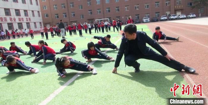 图为“校长爷爷”与学生们一起运动。　陈峰 摄