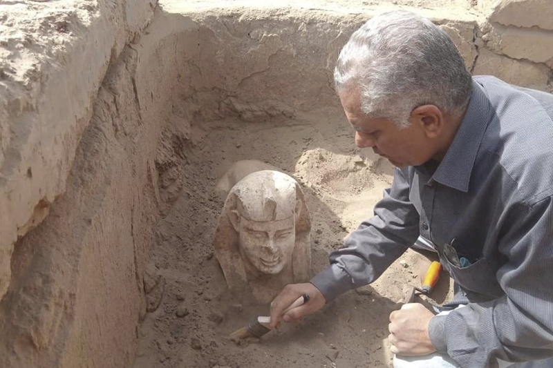当地时间3月6日，埃及文物部门表示，考古学家在埃及南部的一座古庙中发掘出了一座狮身人面像和一座神殿的遗址。图为发掘出的狮身人面像。（图源：美联社）