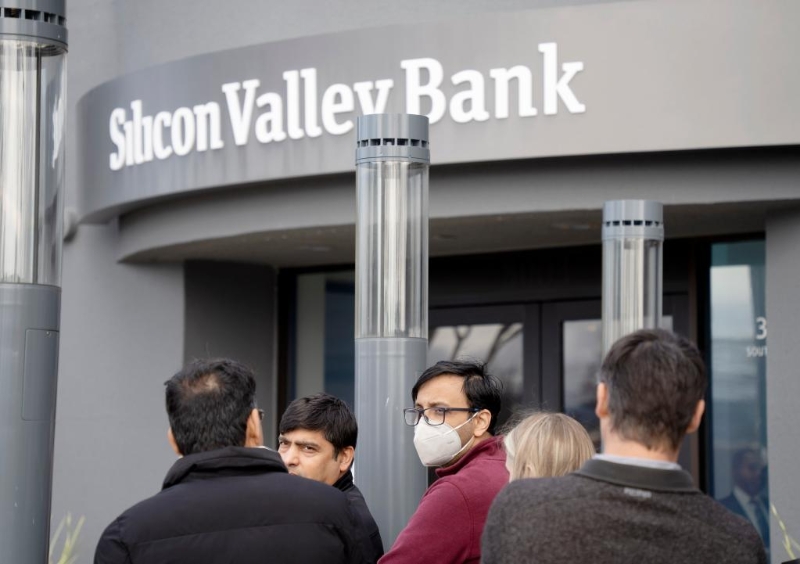 3月13日，客户在美国加利福尼亚州圣克拉拉市硅谷银行总部外排队等候办理业务。（图源：新华社）