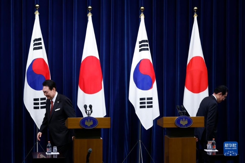 3月16日，在日本东京首相官邸，韩国总统尹锡悦（左）与日本首相岸田文雄（右）出席联合新闻发布会后各自走下讲台。（图源：新华社）