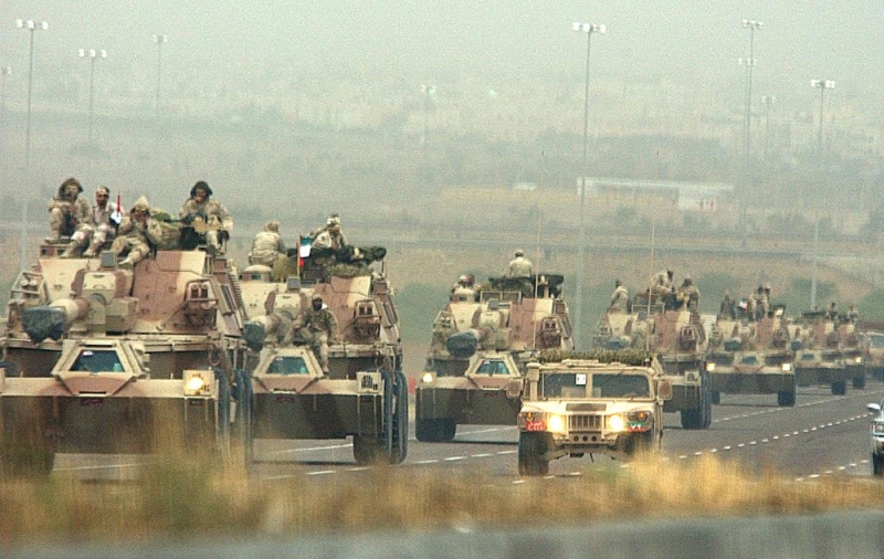 2003年3月25日，美军几十辆装甲车辆从科威特城驶向科威特与伊拉克边境。（图源：新华社）