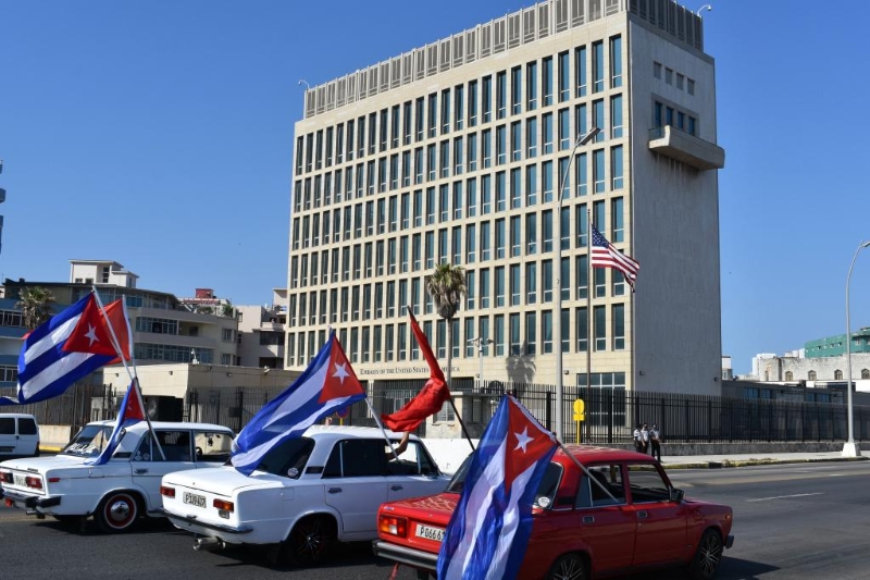 2021年3月28日，由几百名古巴民众组成的车队在首都哈瓦那游行，要求美国结束对古巴近60年封锁。图为参加游行的车队经过位于哈瓦那的美国驻古巴大使馆。（图源：新华社）