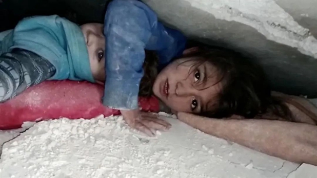 叙利亚地震期间，一对姐弟俩被夹在混凝土之间，7岁的姐姐全程用胳膊护住弟弟的头，同时向搜救人员呼救。