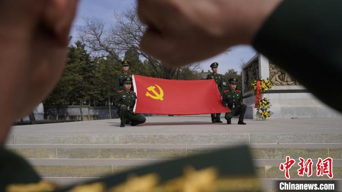 武警官兵重温入党誓词。　葛鲲鹏 摄