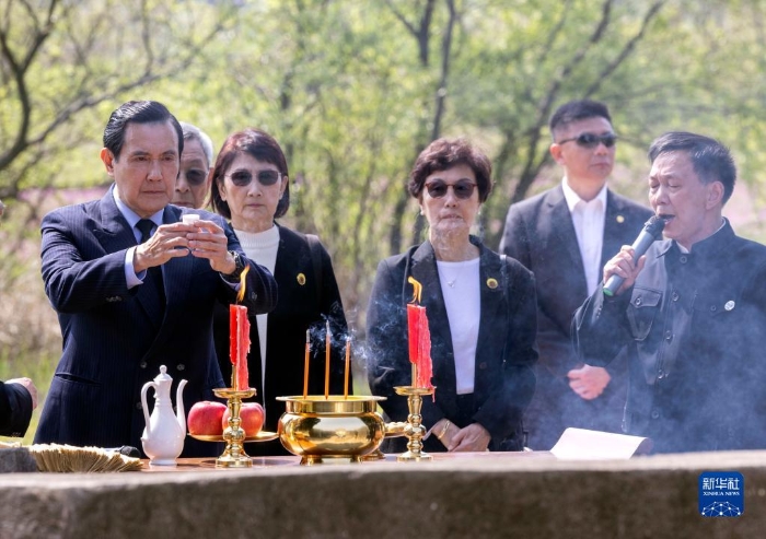 马英九携家人在湖南祭祖 用当地方言回应乡亲“湘潭伢子回来了”_1680480968867